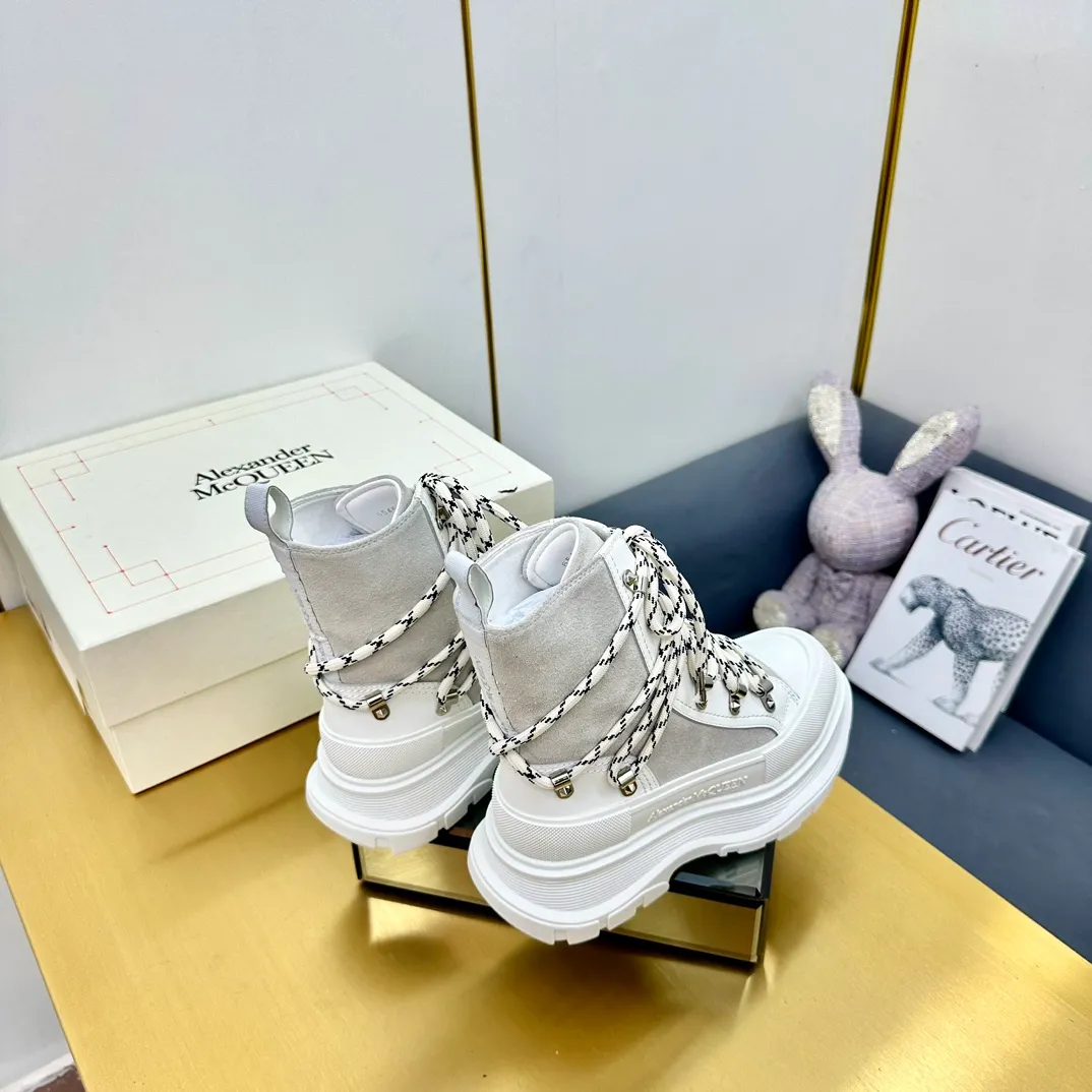👟👟Ex-factory price 680👟👟 Alexander McQueen's latest thick-soled Martin boots, original 1:1 development, outsole original open-film TPU sole, fabric full-grain cowhide + high mercerized cowhide, lining sheepskin original hardware carabiner bottom height 5cm Size: #35-40 39-45